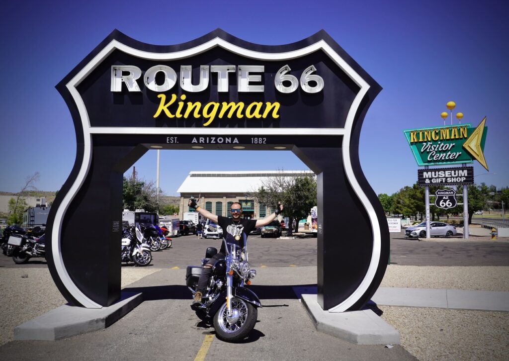 Route 66 en moto. Arco Route 66 Kingman