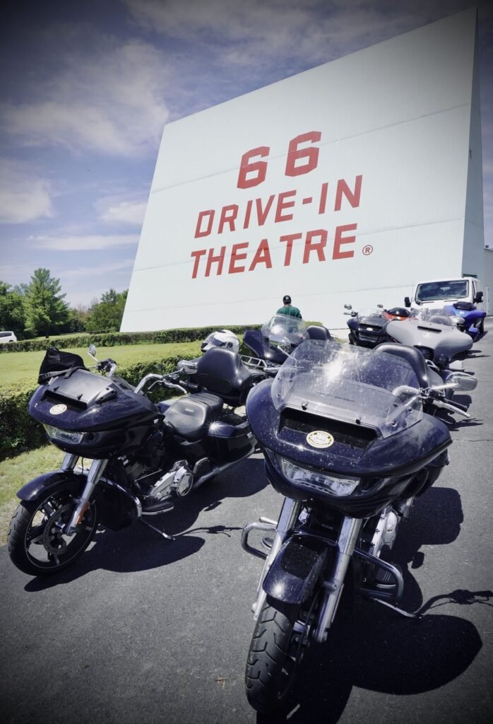 Route 66 en moto. Autocine 66 Drive-in Theatre