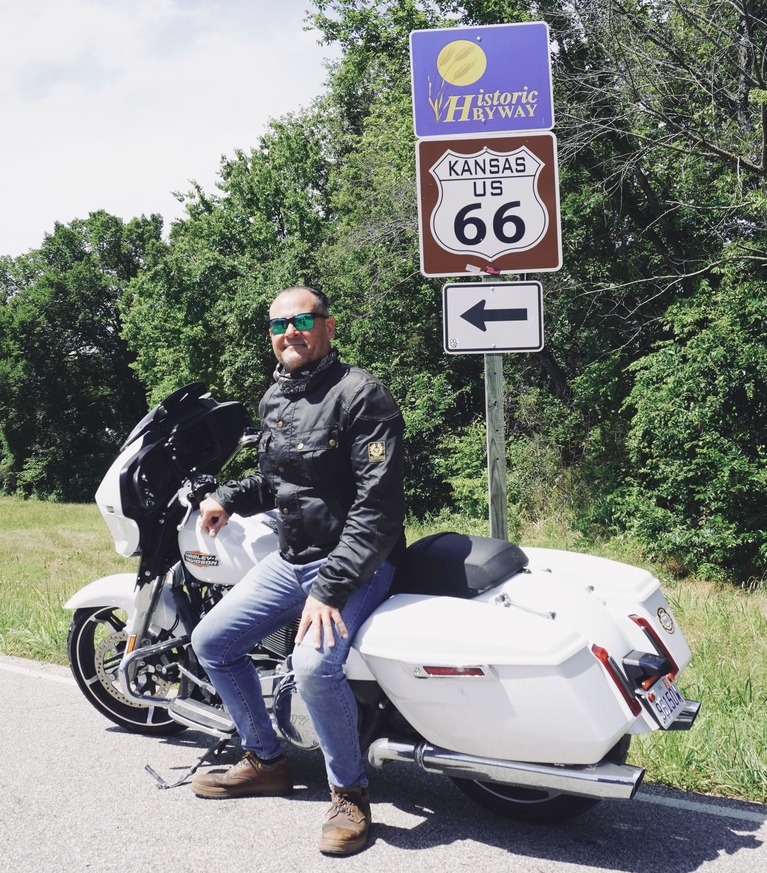 Route 66 en moto. Señal ruta 66 en Kansas