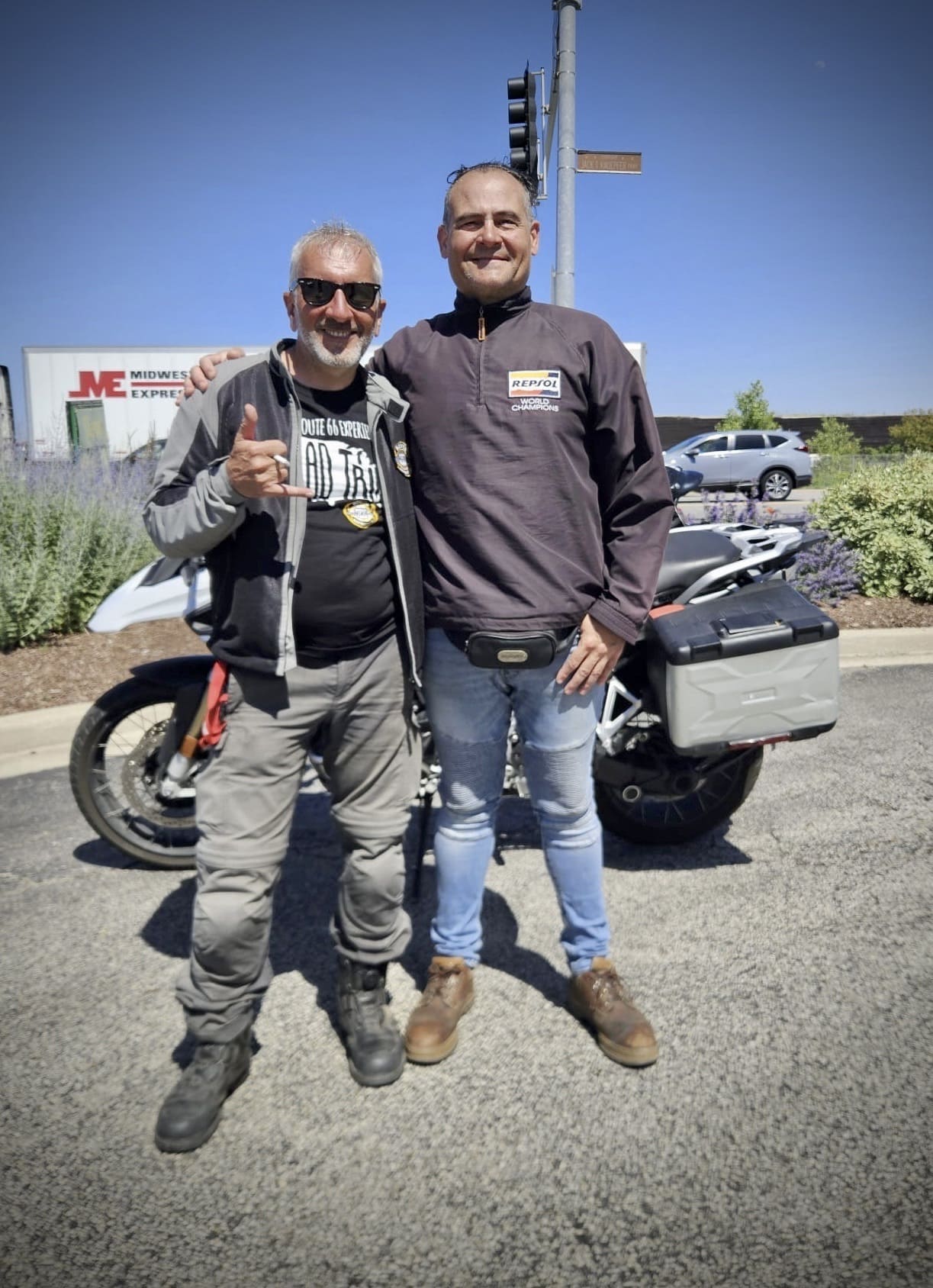 Route 66 en moto, Terminamos la Ruta 66 en Chicago, Foto con el guía de ruta del viaje.