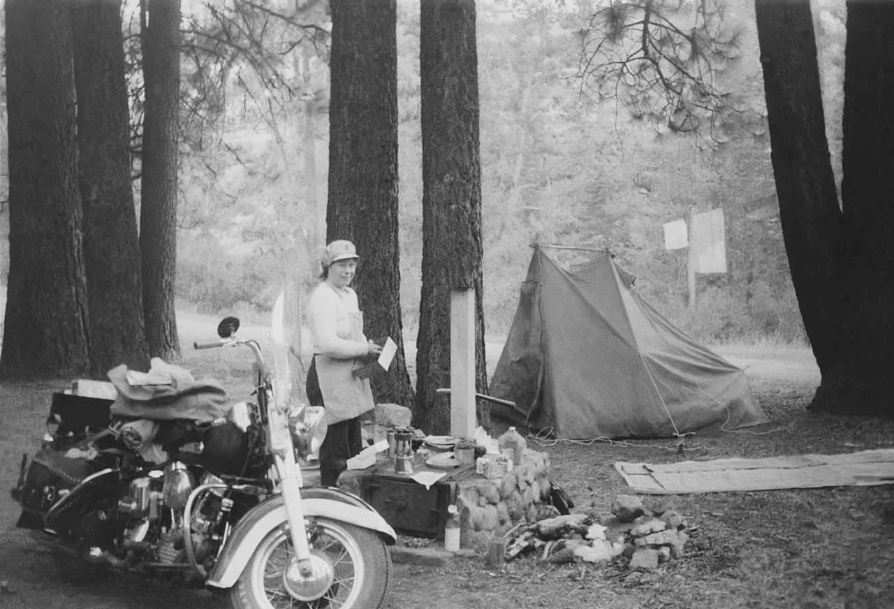 Mary Ellen Dondelinger acampando en el río Stanislaus, California